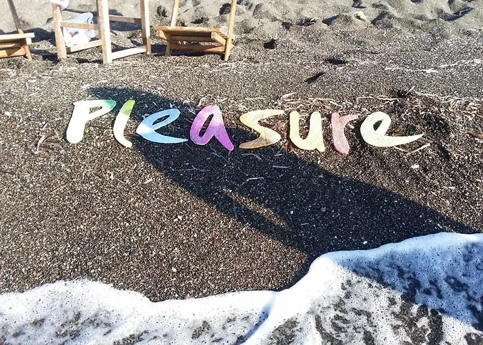 Santorini Pleasure 게스트하우스 페리사