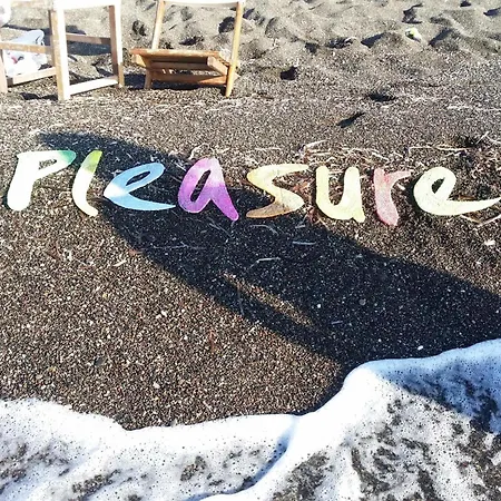 Santorini Pleasure بيت ضيافة بيريسا