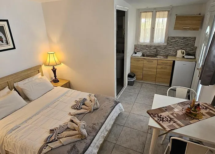 Santorini Pleasure 3* بيريسا